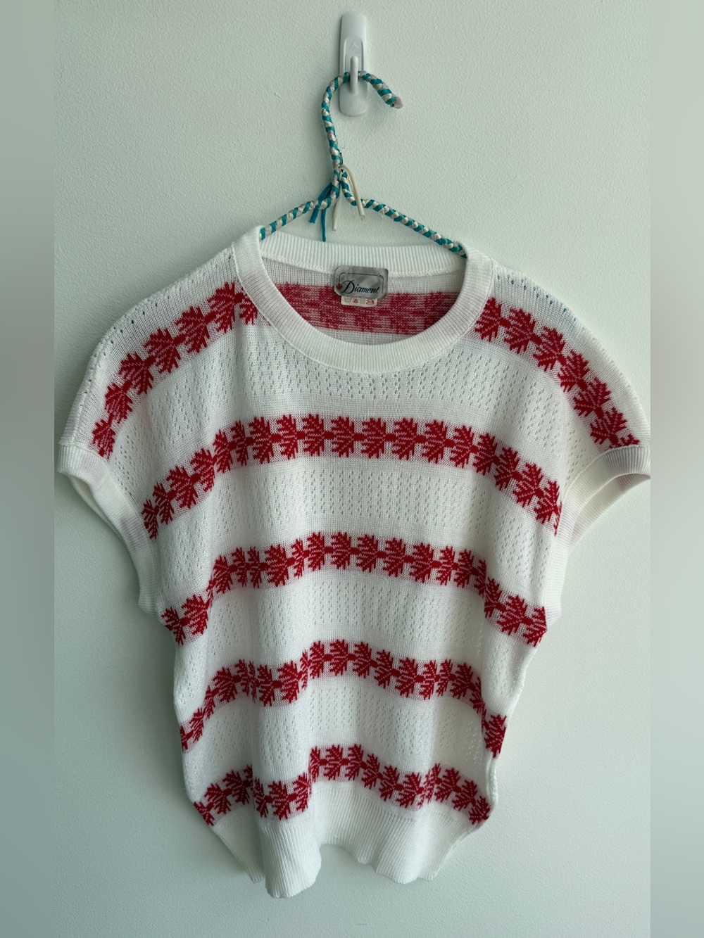 Vintage ladies short sleeve top
Fits small IMO